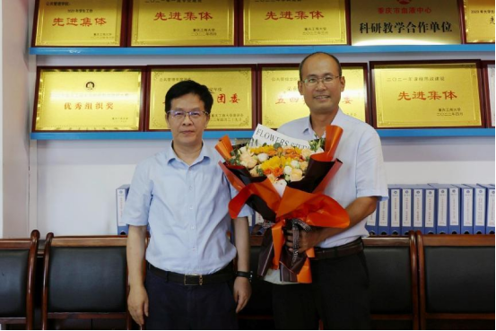 公司党委书记曾维伦教授带队慰问全国优秀教师王兆林教授